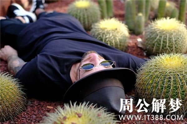 梦见别人抬死人是什么意思