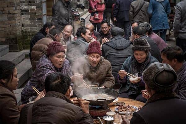 梦见和亲戚一起吃饭