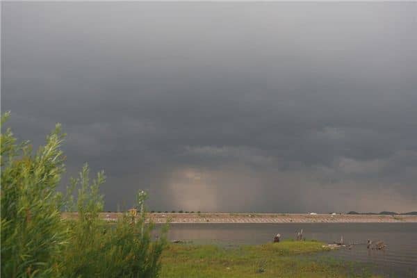 梦见暴风雨之前