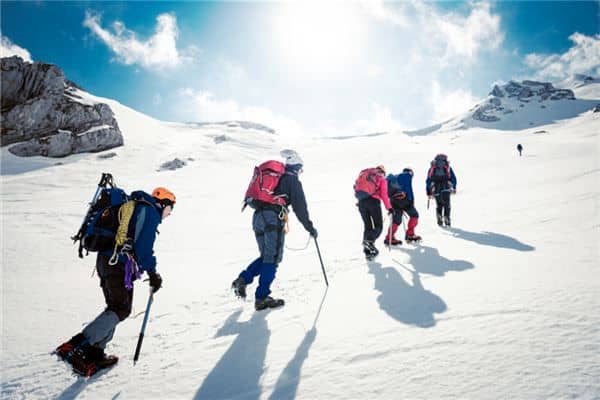 梦见自己在雨中登山