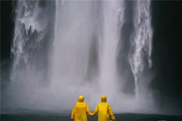 梦见未婚男女穿雨衣