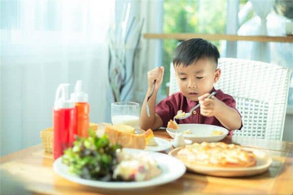 梦见喂小孩吃饭