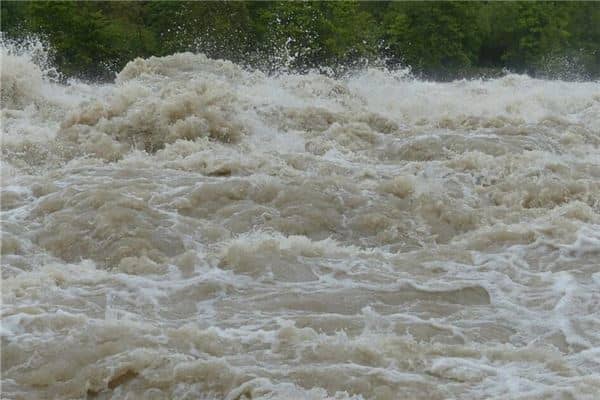 梦见下雨涨大水