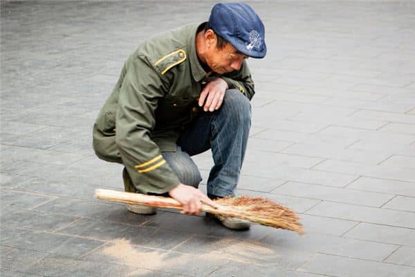 梦见自己扫地是什么意思