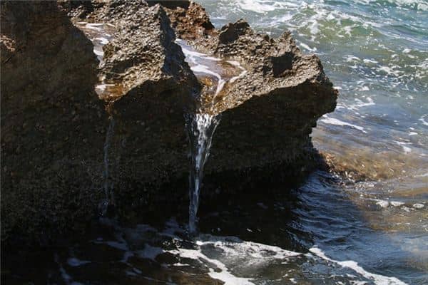 梦见渠里流水是什么意思