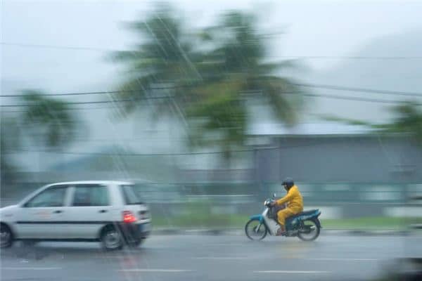 梦见大风大雨是什么意思