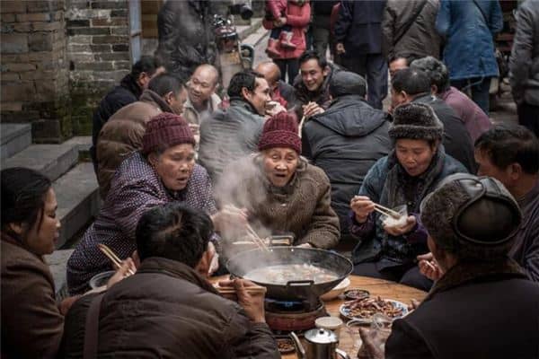 梦到很多人一起吃饭