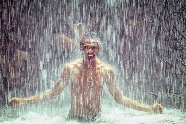 梦见暴雨淋湿是什么意思