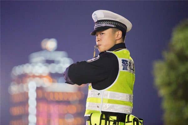 梦见开车被交警查