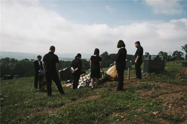 梦见抬死人去埋葬是什么意思