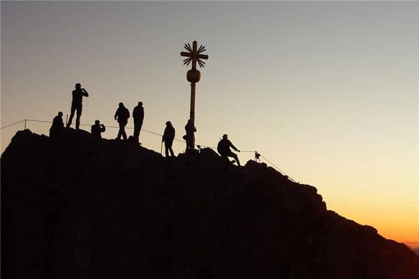 梦见和别人一起上山是什么意思