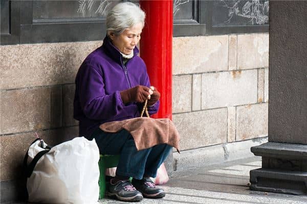 梦见死去的婆婆是什么意思