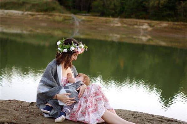 梦见孕妇给宝宝喂母乳是什么意思