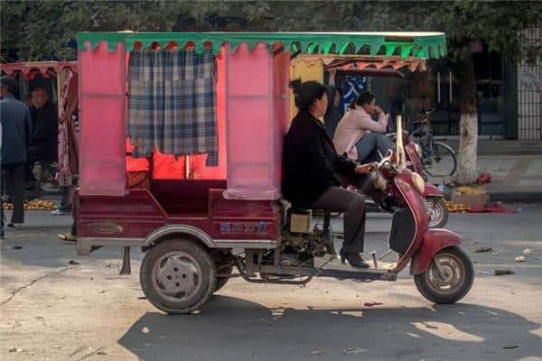 梦见女人自己骑三轮车是什么意思