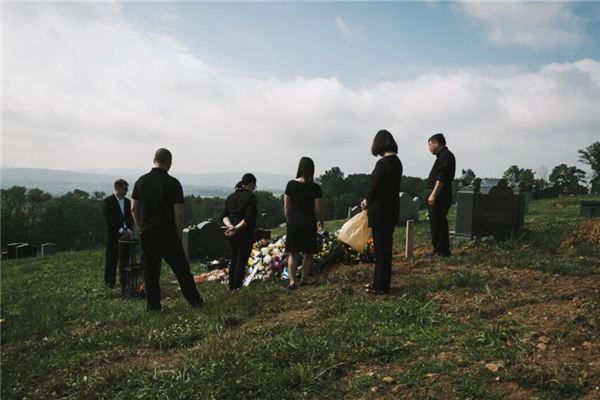 梦见去墓地祭拜亲人是什么意思