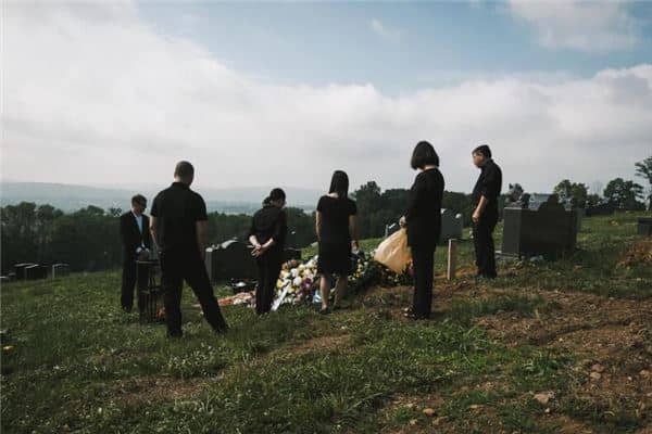 梦见磕头跪拜死人是什么意思