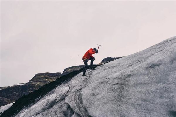 梦见上山又下山是什么意思