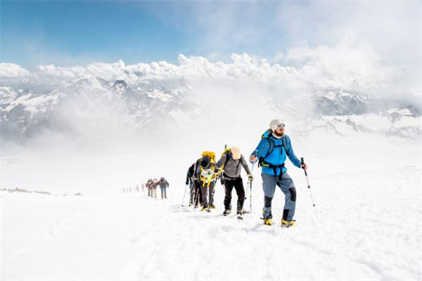 梦见爬雪山是什么意思