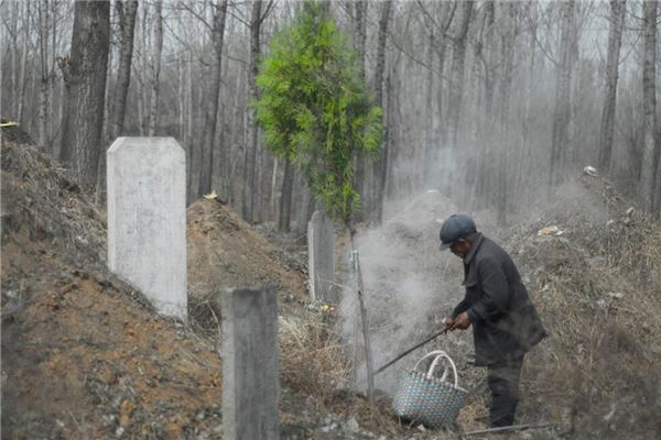 梦见给亲人坟上添土是什么意思