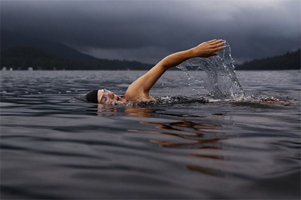 梦见在大海里游泳是什么意思