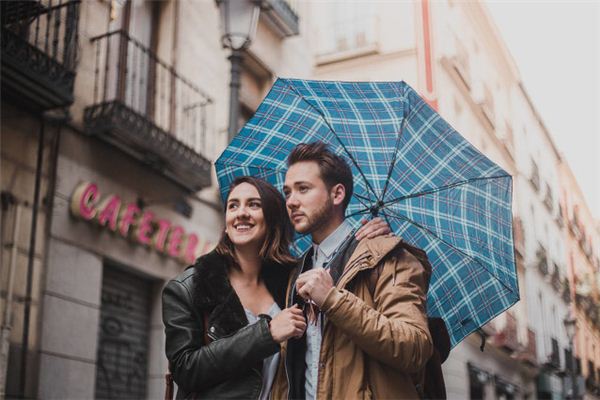 梦见与情人在雨中步行是什么意思