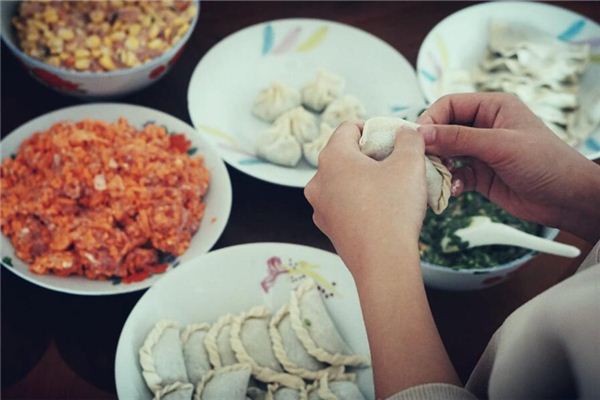 梦见已婚女子吃饺子是什么意思