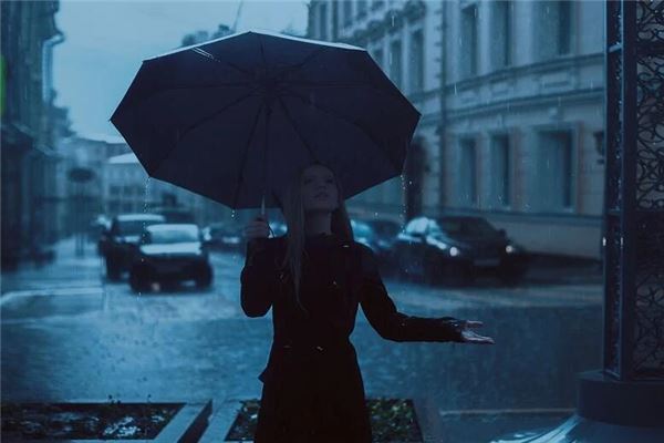 梦见下雨打伞在雨里走是什么意思