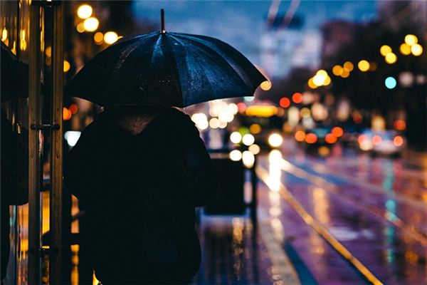 梦见淋雨走路是什么意思