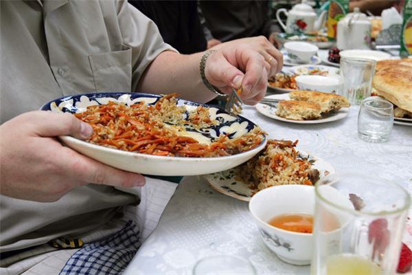 梦见女人吃饭是什么意思