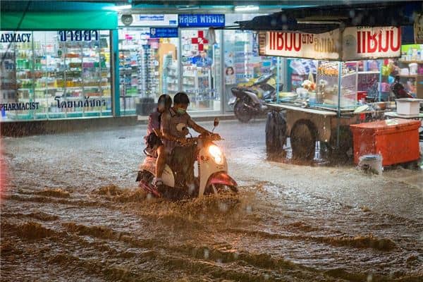 梦见路上被水淹了是什么意思