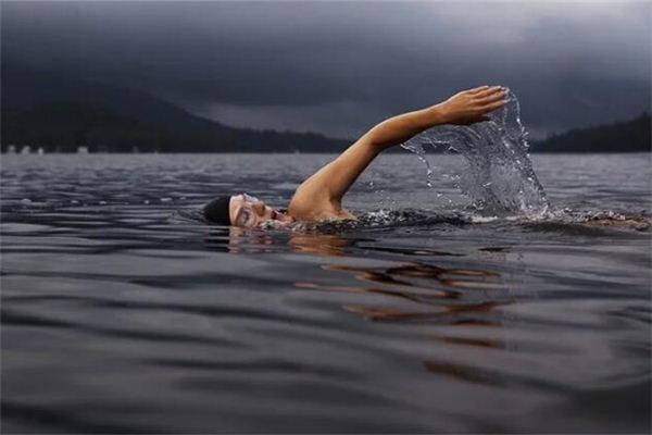 梦见在海里游泳逃生是什么意思