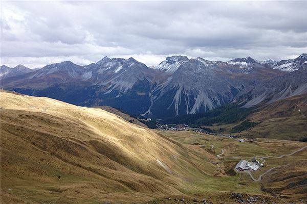 梦见和别人一起下山是什么意思