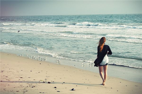 梦见女人在海边是什么意思