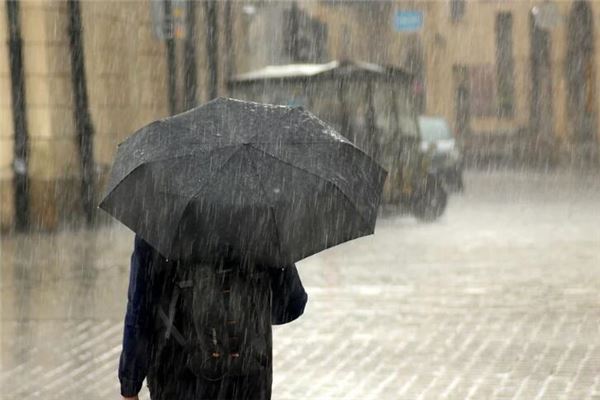 梦见女人屋外下大雨是什么意思