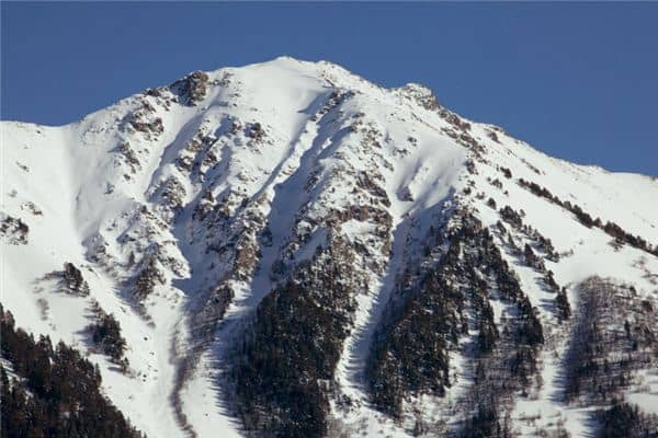 梦见大雪堆积如山是什么意思