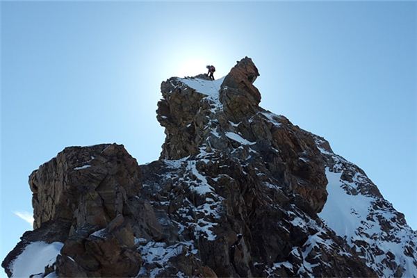 梦见爬很陡峭的山崖是什么意思