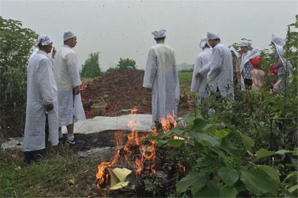 梦见祭拜祖坟是什么意思