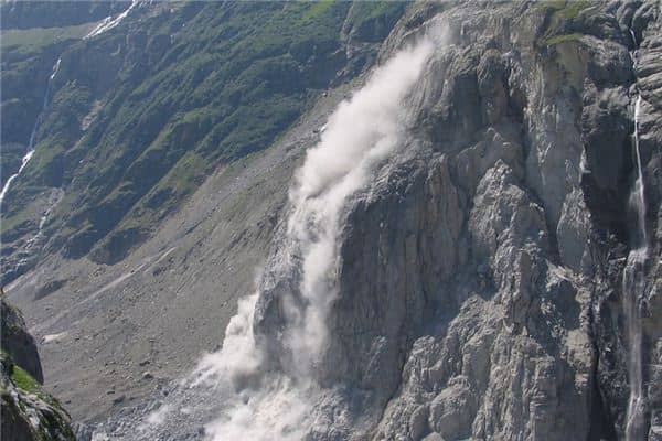 梦见山体滑坡顺利逃脱是什么意思