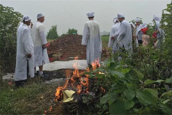 梦见送葬队伍是什么意思