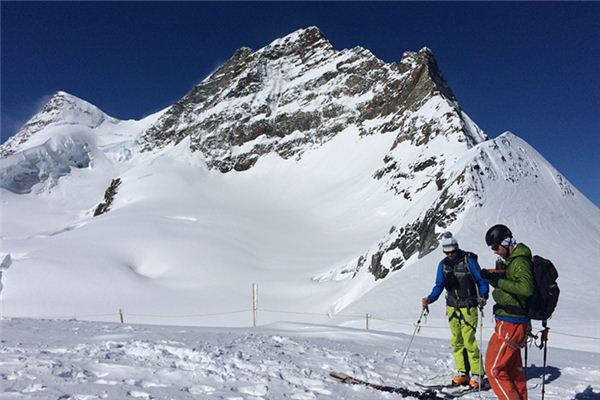 梦见爬雪山是什么意思