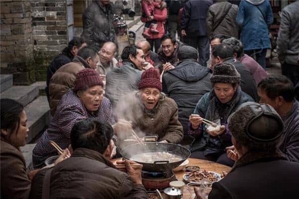 梦见好多人在一起吃饭是什么意思