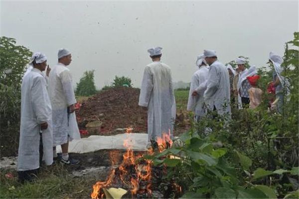 梦见背死人是什么意思