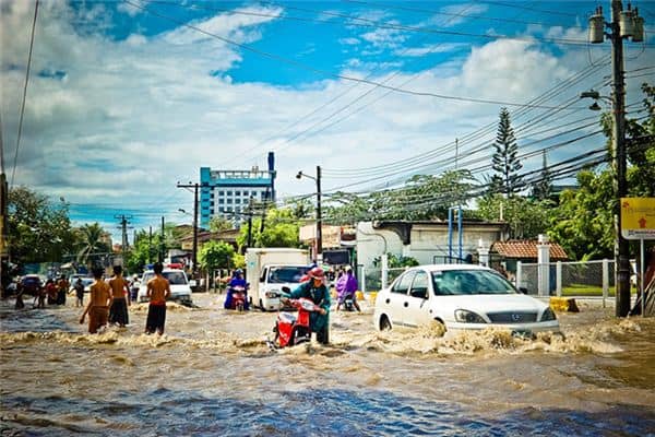 梦见下雨涨水是什么意思