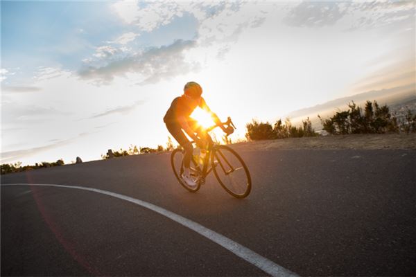 梦见在黑夜里骑车,有人指路还找不到回家的路