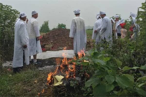 梦到给死人穿衣是什么意思