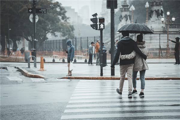 梦到了下雨回家是什么意思