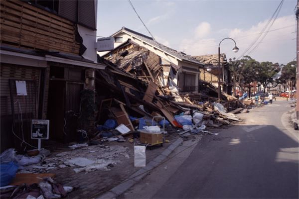 梦见地震大水