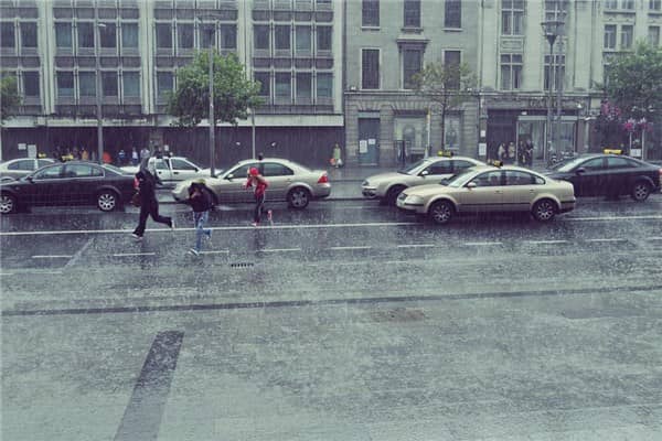 梦见下雨天是什么意思