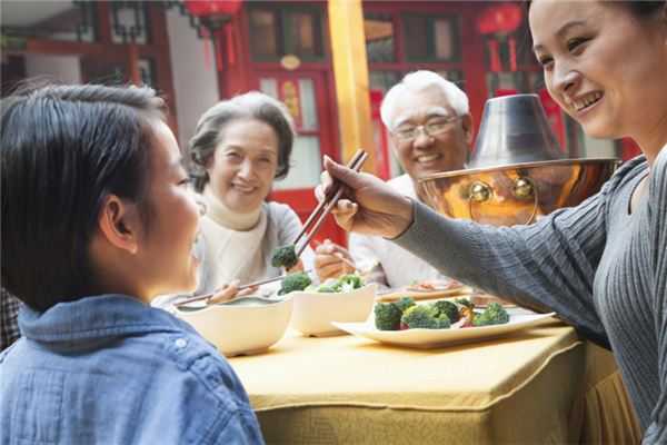 梦见给孩子喂饭