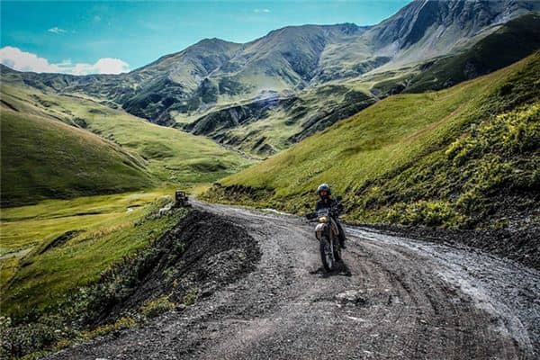 梦见自己走山路